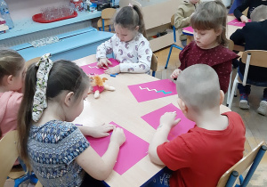Dzieci wyklejają plasteliną wzór do Rysowanych piosenek.